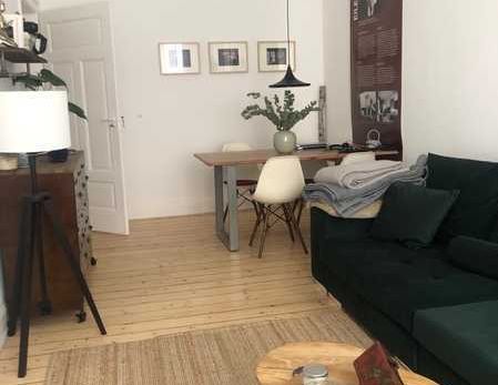 Sehr schön sanierte Wohnung mit Balkon, Dielenböden und Wohnküche in stilvollem Altbau! - Photo 1