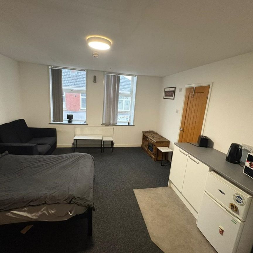 1 bed Studio - To Let - Photo 1
