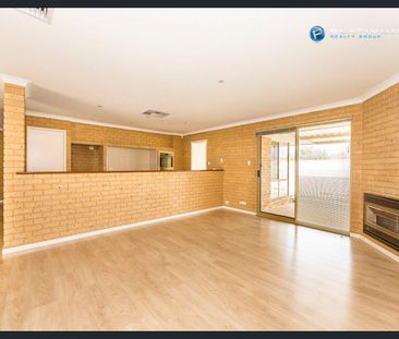 LARGE FAMILY HOME! - Photo 2