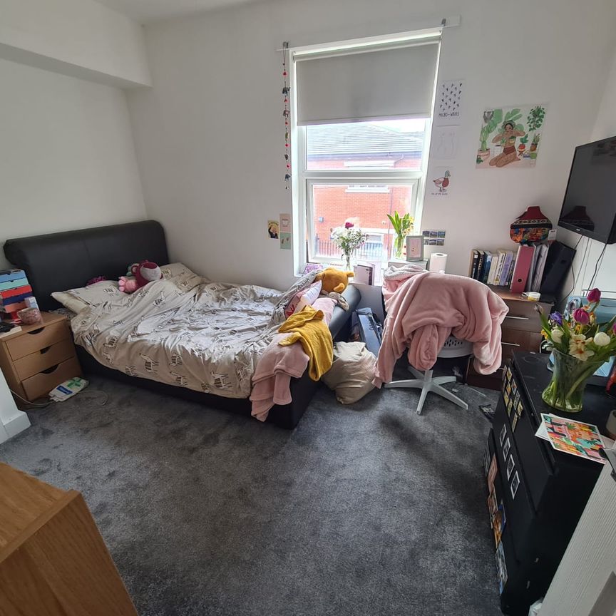 5 Bed - 16 School View, Hyde Park, Leeds - LS6 1EN - Student - Photo 1