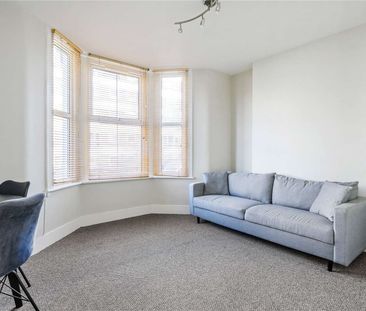 A good size one bedroom in a red brick mansion block. - Photo 4