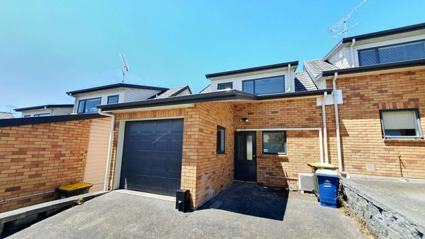 Sunny 3 bed brick home in a gated community - Photo 1