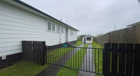 Spacious 3-Bedroom Home with 2 Outside Sleepouts - Photo 4