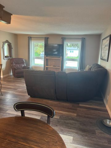 3 Bedroom House with Heated Garage - Photo 2