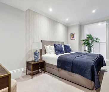 3 bedroom flat in London - Photo 3