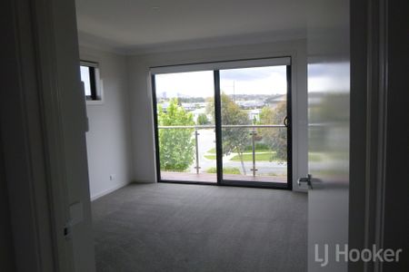 Three Bedroom Ensuite Terrace House in Googong - Photo 3