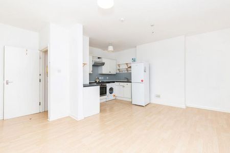 Large 1 bedroom in the heart of Hackney close to amenities and green spaces - Photo 3