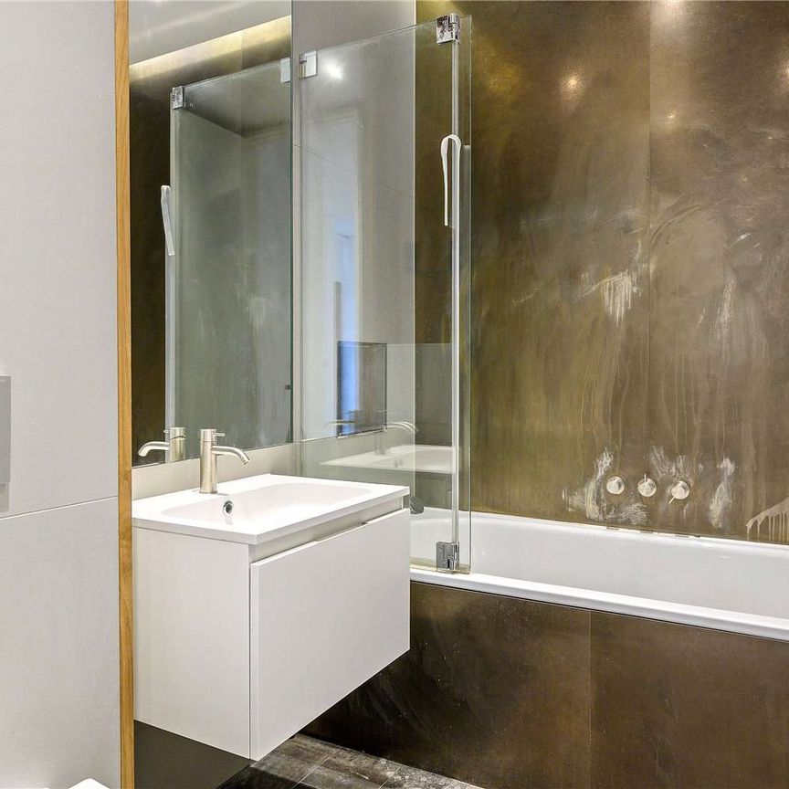 A stylish two double bedroom property at 30 Grey's Inn Road. - Photo 1