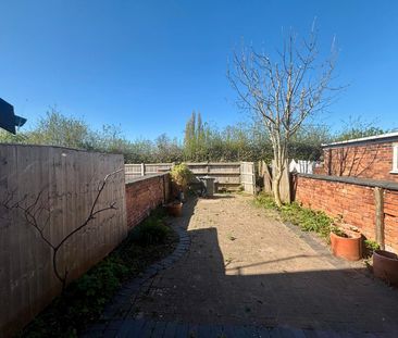 A three bedroom Mid Terraced House - Photo 5