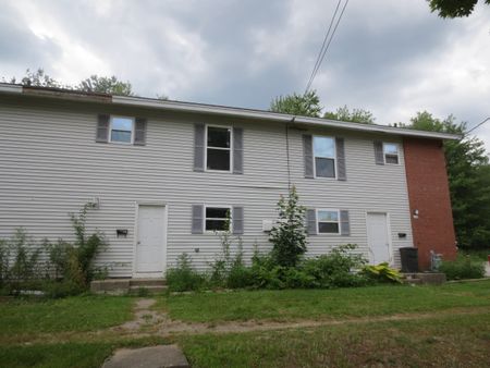 3 BR Townhouse w/Basement- Avail Nov 20 - Photo 2