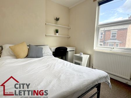 5 Bedroom Mid Terraced House - Photo 4