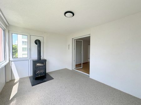 Beautiful 3-room apartment with a large veranda - Photo 3