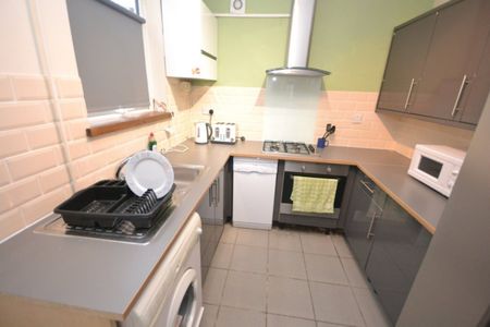 4 bed Mid Terraced House for Rent - Photo 4