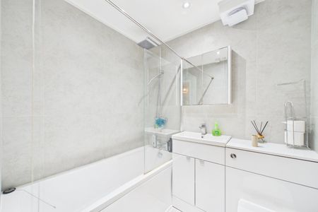 2 bedroom Flat in Admirals Court, Reading - Photo 5