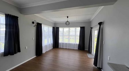 Three Bedrooms on Kings Drive - Photo 3