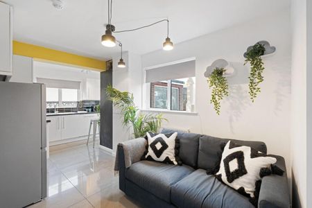 Bonnington Walk, Horfield - Photo 2