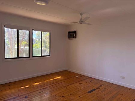 RENOVATED & CENTRAL LOCATION - Photo 4