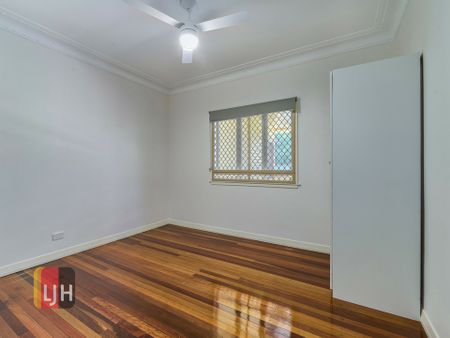 IMMACULATE FAMILY FRIENDLY HOME, IDEAL FOR ENTERTAINING ! - Photo 2