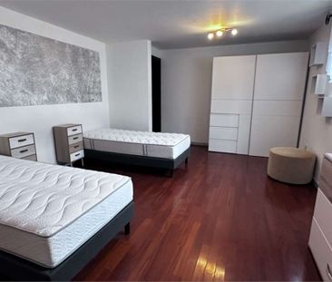 In a private setting and surrounded by nature, an elegant villa wit... - Foto 5