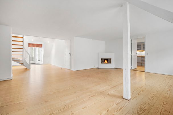 Lejlighed i to plan øverst i ejendommen med privat tagterrasse - Foto 1