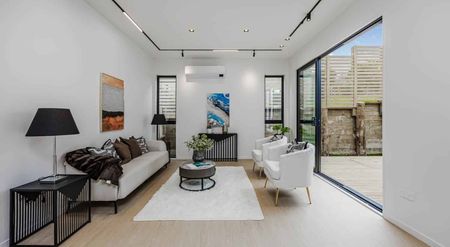 Stunning New Build in the Heart of Howick - Photo 4