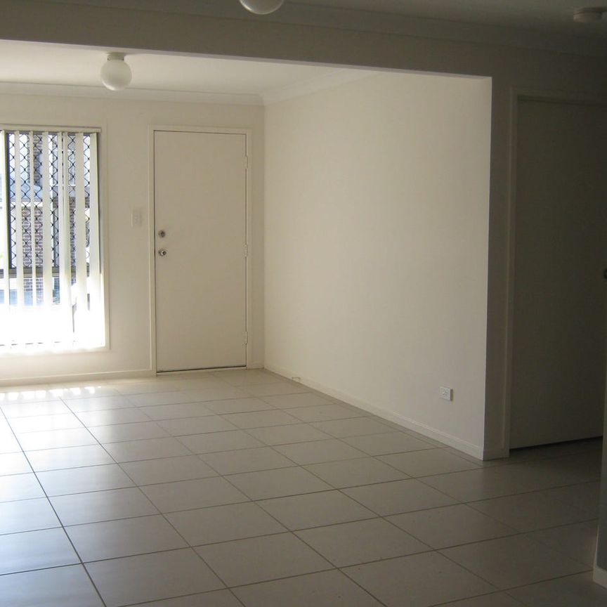 3 BEDROOMS! NEAR NORTH LAKES! - Photo 1