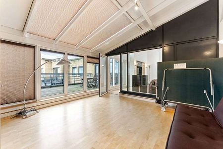 Spacious and bright split level top floor apartment in this riverside development in Greenwich. - Photo 2