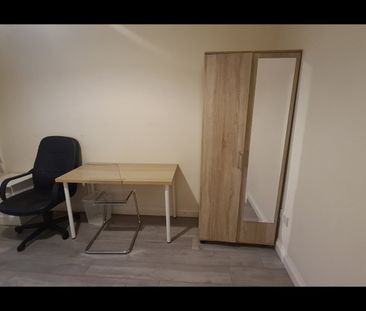Room in a Shared House, London, N18 - Photo 4