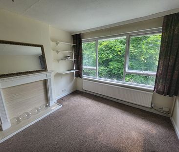 Delightful and large 2 bed Maisonette - Photo 2