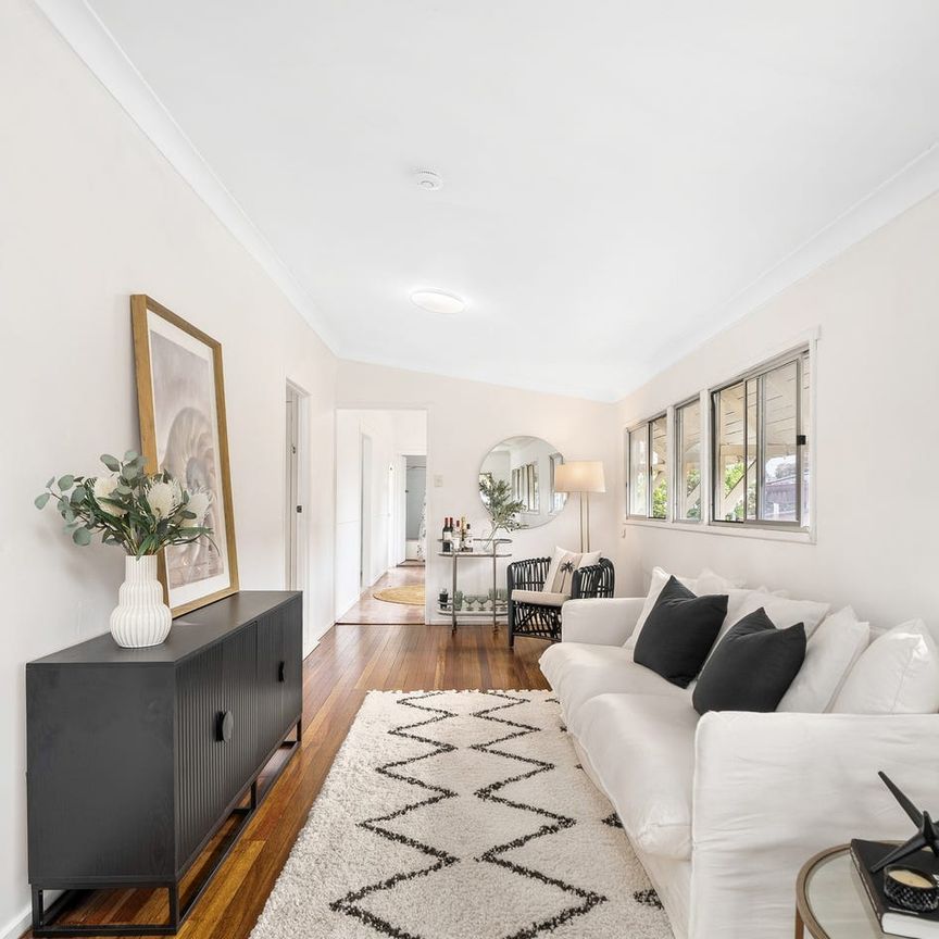 Freshly Updated 3-Bedroom Home in Prime Scarborough Location. Contact Julie Sykes 0438 050 110 - Photo 1