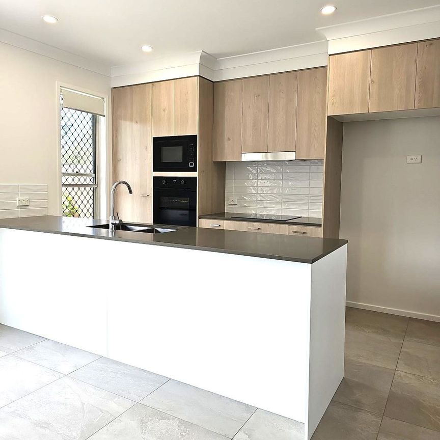 LAWNED BACKYARD OVERLOOKING PARKLAND-3 BED 2BATH TOWNHOUSE WITH FULLY DUCTED AIR - Photo 1
