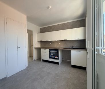 Location Appartement 2 pièces 58m² LA SEYNE SUR MER 83500 - Photo 2