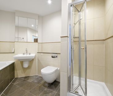 Claremont Lane, Esher, Surrey, KT10 flat to rent - Photo 3