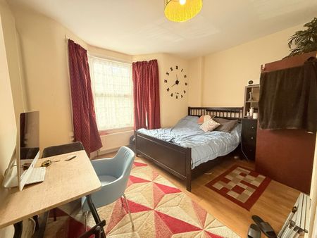 Room in a Shared Flat, High Road, IG1 - Photo 2