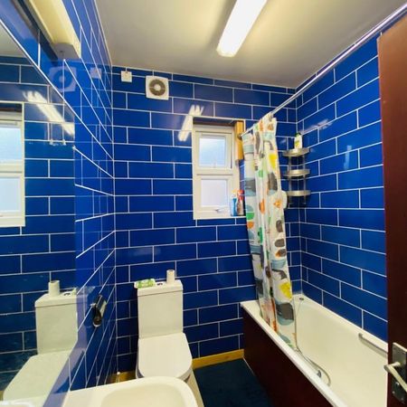 1 bedroom in a house share to rent - Photo 3