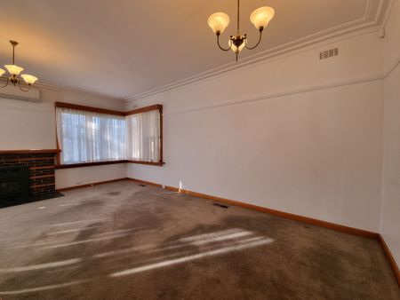 Perfect Family Home with Exceptional Rear Gardens - Photo 4