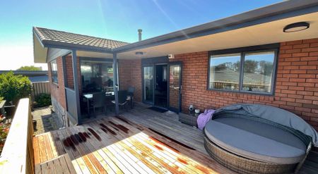 THREE BEDROOM, FULLY FURNISHED, CENTRAL LIVING - Photo 3