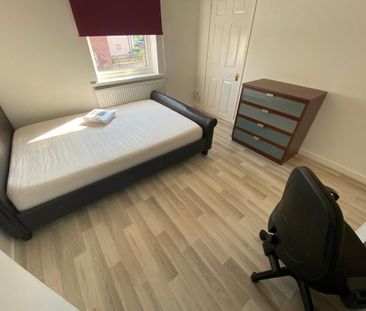 4 bedroom semi-detached house to rent - Photo 5