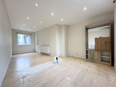 2 Bedroom Flat - Above Shop To Let - Photo 4