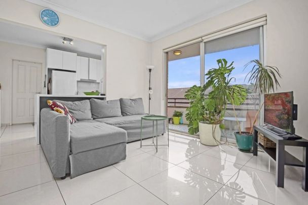 Contemporary Two-Bedroom Apartment in a Peaceful Dulwich Hill Pocket - Photo 1