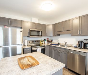 Bright & Spacious 3 Bedroom Townhouse in Welland!! - Photo 5