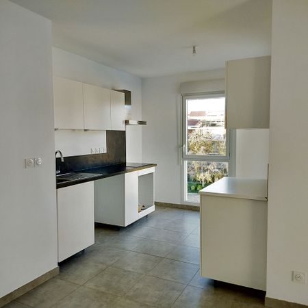 Appartement 3 pièces 59m2 MARSEILLE 14EME 925 euros - Photo 2