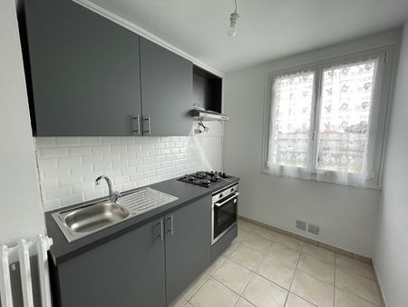Location Appartement 3 pièces 58m² FONTENAY LE COMTE 85200 - Photo 5