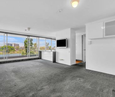 “Stunning River View Apartment with Dual Ensuites, Two Car Spaces, ... - Photo 5