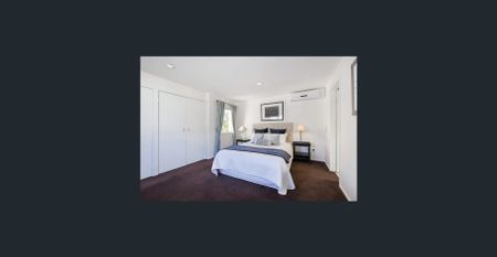 Modern double-story townhouse with double garage - Photo 2