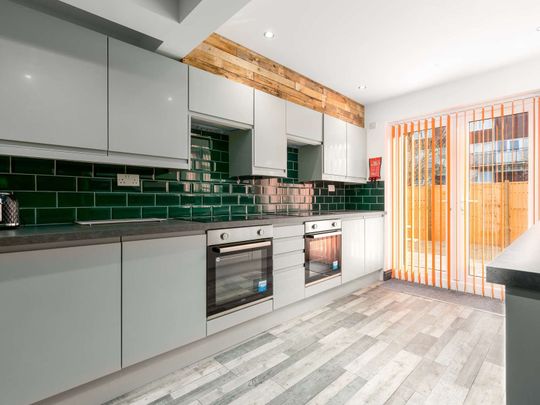 OX Living is proud to present this high-quality 9-bedroom co-living property, perfect for working professionals looking for stylish, stress-free living. Room 2 - Photo 1