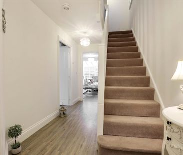 4 bedroom House in Forest Road, Woodley - Photo 4