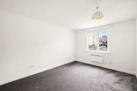 2 bedroom ground floor flat to rent - Photo 3