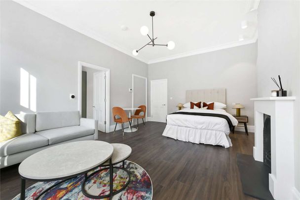 A spacious studio flat located on a popular garden square just moments from the local amenities of South Kensington. - Photo 1