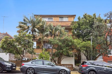 Top-Floor Apartment with Sweeping Valley Views in Prime Location - Photo 5